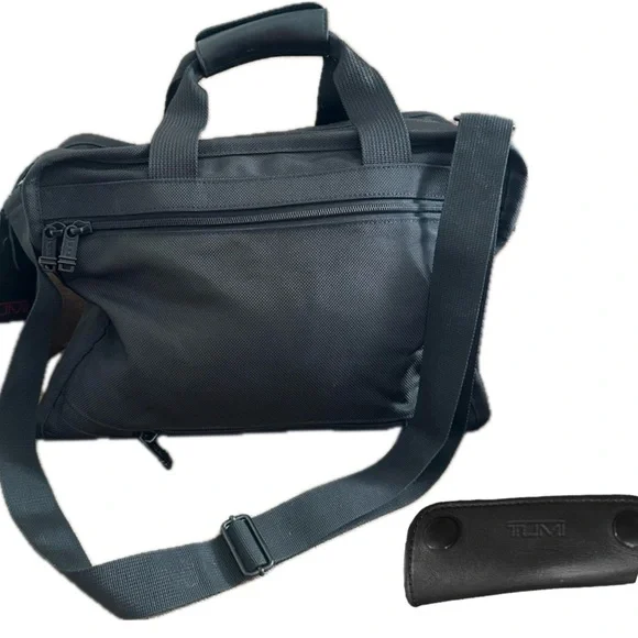 TUMI Weekender, EUC - Picture 6 of 6